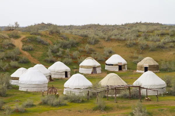 Kazakiska yurt i öknen kyzylkum i uzbekistan — Stockfoto