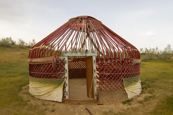 Kazakh yurt in the Kyzylkum desert in Uzbekistan — Stock Photo, Image