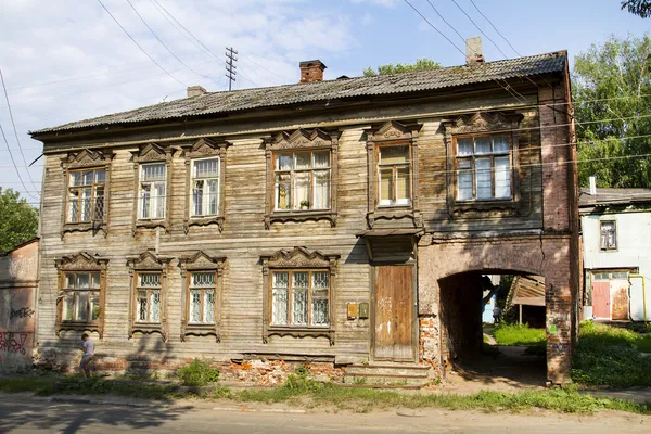 Деревянный полуразрушенный дом в Нижнем Новгороде — стоковое фото