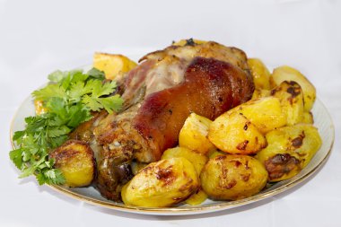 patates ve maydanoz ile pişmiş domuz şaft