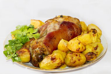patates ve maydanoz ile pişmiş domuz şaft