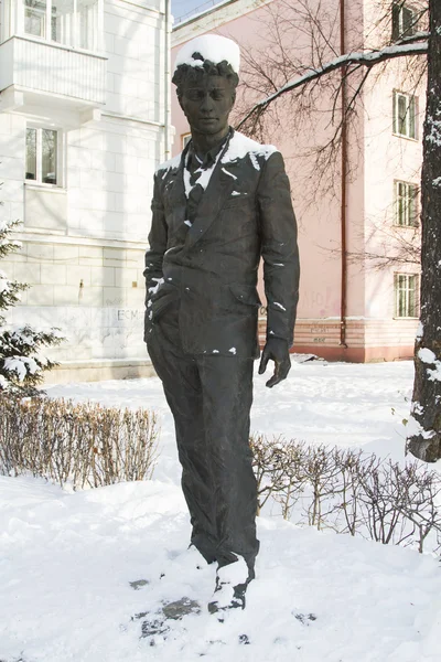 IRKUTSK, RUSSIE - JAN 06 En 2014 marque le 50e anniversaire du premier grand roman écrit Alexander Vampilov "Adieu en juin". Monument à Alexandre Vampilov sur le théâtre dramatique à Irkoutsk . — Photo