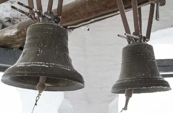 Dos campanas en el campanario de una iglesia ortodoxa — Foto de Stock