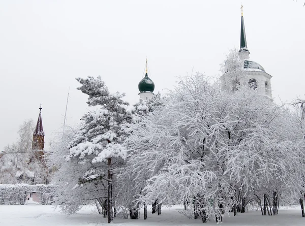 Wintergasse im Park und ein orthodoxer Kirchturm — Stockfoto