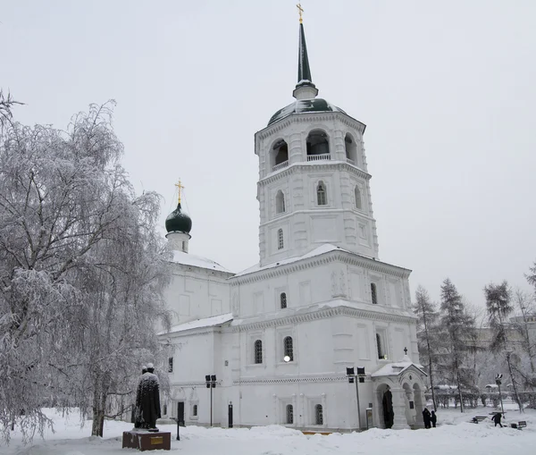 Callejón de invierno en el parque y una aguja de la iglesia ortodoxa —  Fotos de Stock