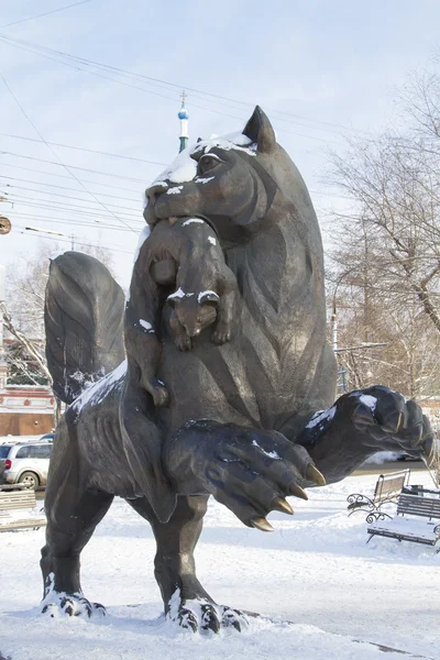 Babr en sus dientes sosteniendo sable - un símbolo monumento de Irkutsk —  Fotos de Stock