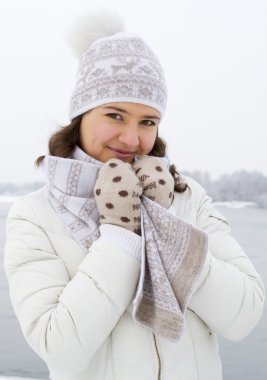 dondan atkı sarılı genç güzel kız