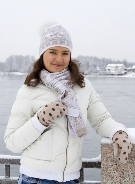 Junges schönes Mädchen in einen Schal vor Frost eingewickelt — Stockfoto