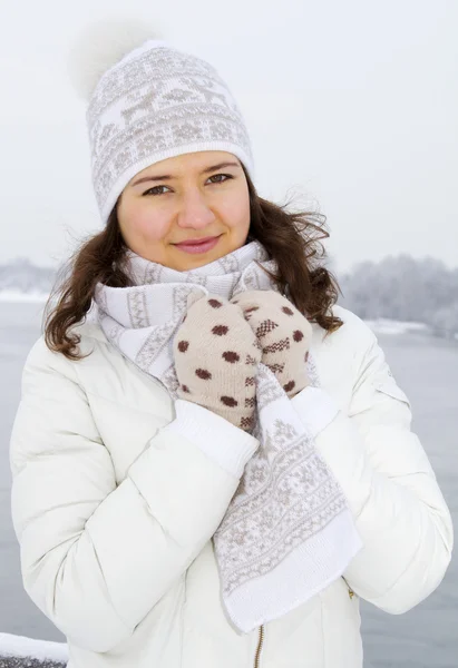 Junges schönes Mädchen in einen Schal vor Frost eingewickelt — Stockfoto