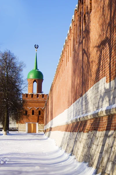 High brick wall and Kazanskaya Tower in the Tula Kremlin — Stock Photo, Image