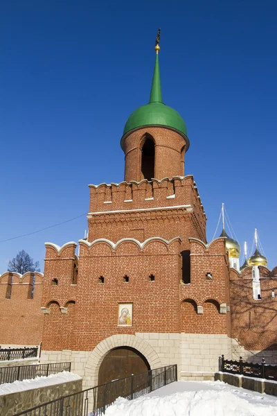 Hoge bakstenen muur en kazanskaya toren in het kremlin tula — Stockfoto