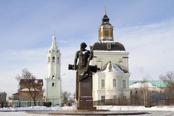 Monument till den första ryska vapentillverkaren demidov och templet av jul i tula — Stockfoto