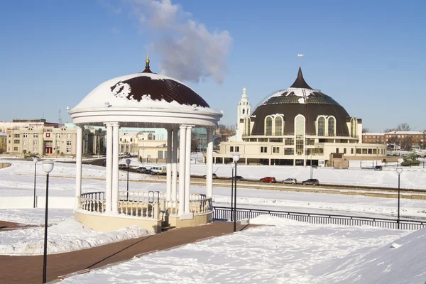 Rotunda on the riverbank Upa and Tula weapons museum on the other side — Stock Photo, Image