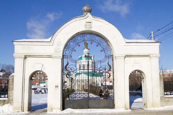 Porte en fonte dans l'église orthodoxe — Photo