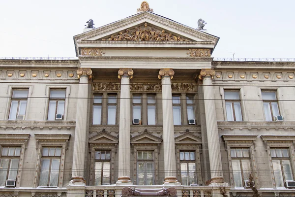 Large house with columns and bas-relief in Samara — Stock Photo, Image