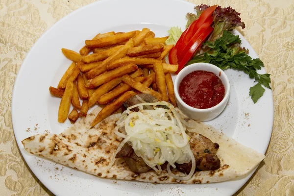 Varkensvlees shish kebab op pita brood met patat en saus — Stockfoto
