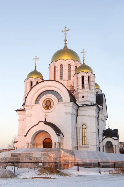 Tempel des großen Märtyrers Georgij der Sieger in Samara in der untergehenden Sonne — Stockfoto