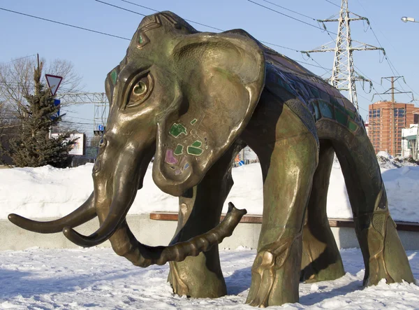 Figura de bronce de un mamut en el parque de Samara — Foto de Stock