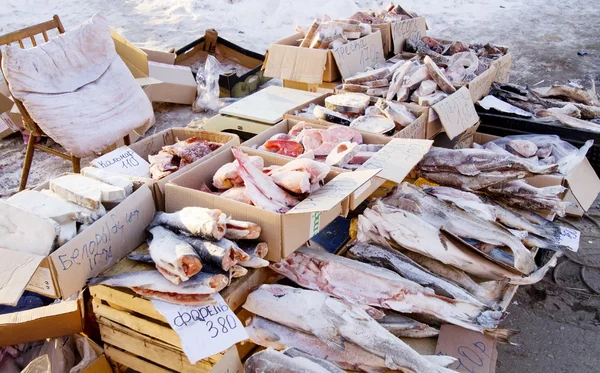 Vente de poisson dans les rues de la ville de Samara et les étiquettes de prix en russe — Photo