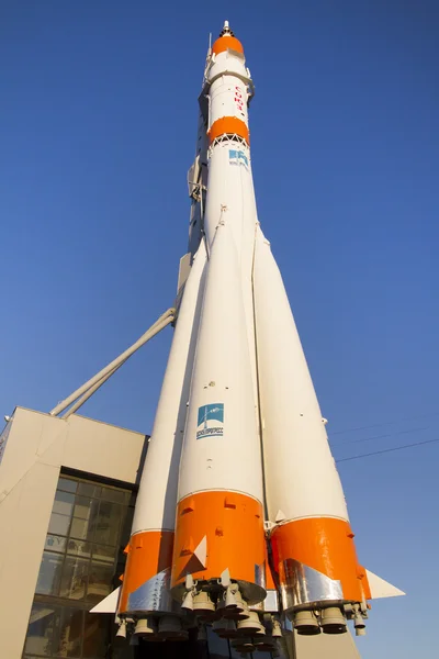 SAMARA, RUSIA - MAR 9 celebró su 80 aniversario del primer cosmonauta Yuri Gagarin el 22 de febrero de 2014 en Samara Soyuz cohete alrededor del edificio en el Museo Espacial de Samara —  Fotos de Stock