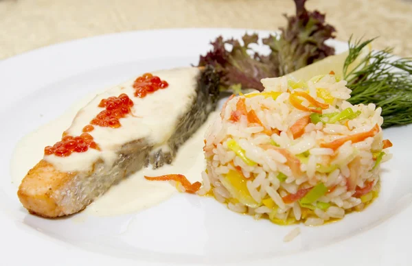 Somon ve sebzeler ile pirinç garnitür olarak biftek — Stok fotoğraf