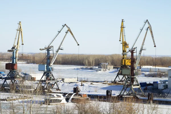 Harbor kranar i floden hamnstaden samara — Stockfoto