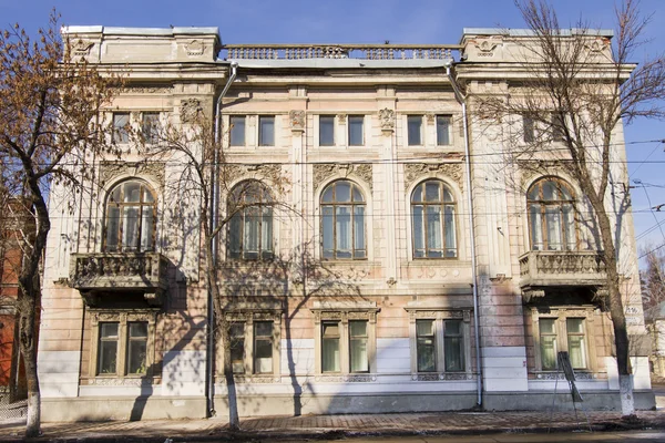 Very old building on a street corner in Samara — Stock Photo, Image