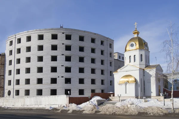 Une petite chapelle et un bâtiment en brique inachevé à Samara — Photo