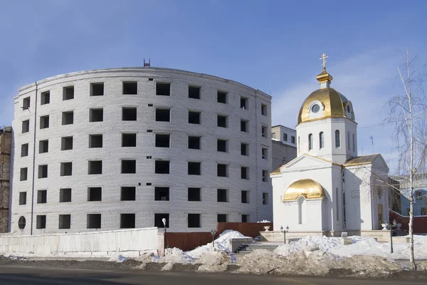 A small chapel and an unfinished brick building in Samara — Stock Photo, Image