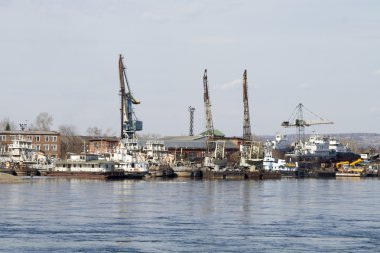 Крани портові в болотом в Іркутську