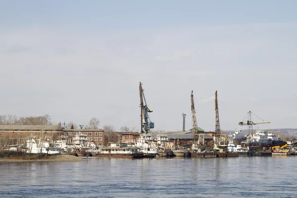 Harbor kranar i bakvatten i irkutsk — Stockfoto