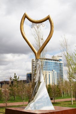 Astana, Kazakistan - 27 Nisan: Bronz figür 27 Nisan 2013 yılında astana metal bir kaide üzerinde.