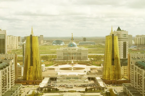 El Palacio Presidencial y las torres de oro de Baiterek —  Fotos de Stock
