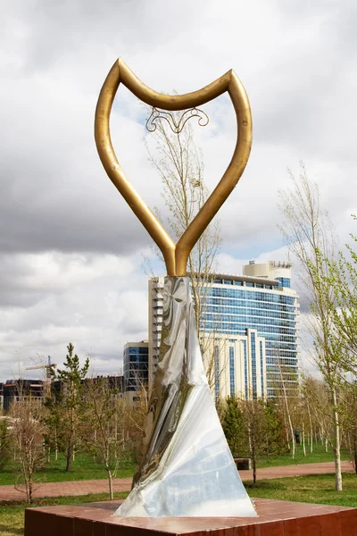 ASTANA, KAZAKHSTAN - 27 de abril: figura de bronze em um pedestal de metal em 27 de abril de 2013 em Astana . — Fotografia de Stock