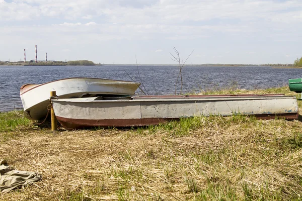 Barche sul fiume Volga vicino alla città di Gorodets — Foto Stock