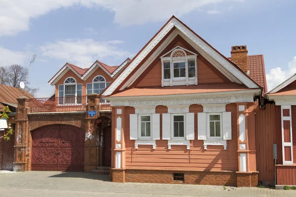 GORODETAS, RUSIA - 01 DE MAYO: Pequeña casa de madera con patrones tallados el 1 de mayo de 2014 en Gorodets . —  Fotos de Stock