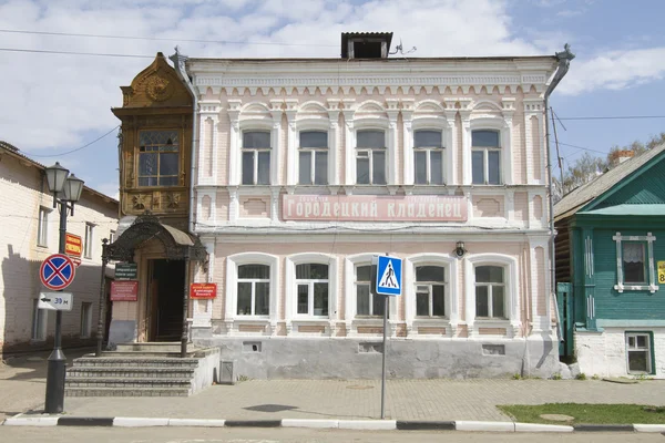 GORODETS, RUSIA - 01 DE MAYO: Calle con casas históricas en Gorodets el 1 de mayo de 2014 en Gorodets . —  Fotos de Stock