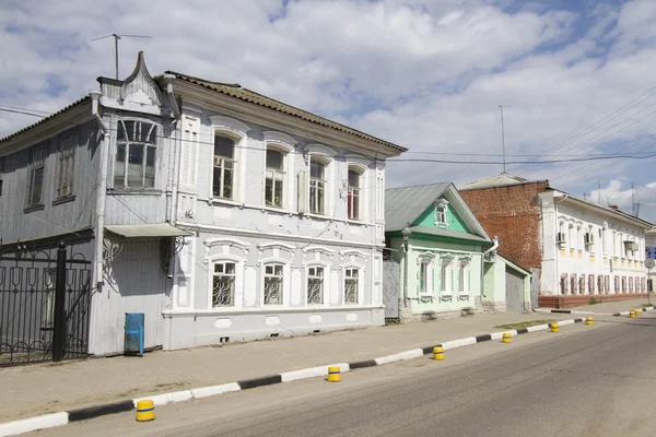 GORODETS, RUSSIA - MAY 01: Street with historical houses in Gorodets on May 1, 2014 in Gorodets. — Stock Photo, Image