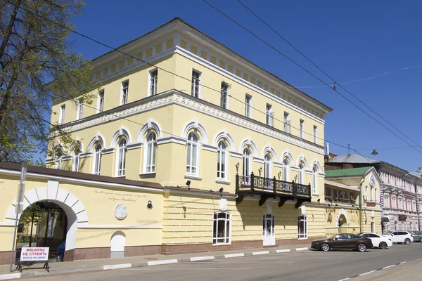 Oude gebouwen op de straat rozhdestvenskaya in Nizjni novgorod — Stockfoto