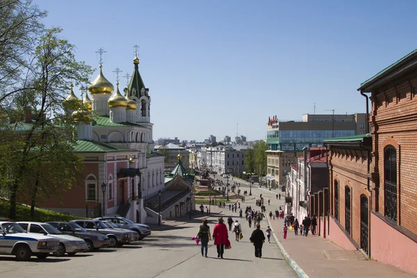 NIZHNY NOVGOROD, RUSSIA - MAY 09: Tourists stroll through the Rozdestvenskaya street on May 9, 2014 in Nizhny Novgorod. — Stock Photo, Image