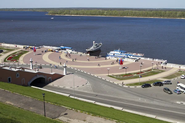 View from Chkalov stairs to the lower Volga embankment and cruiser monument in Nizhny Novgorod — Stock Photo, Image