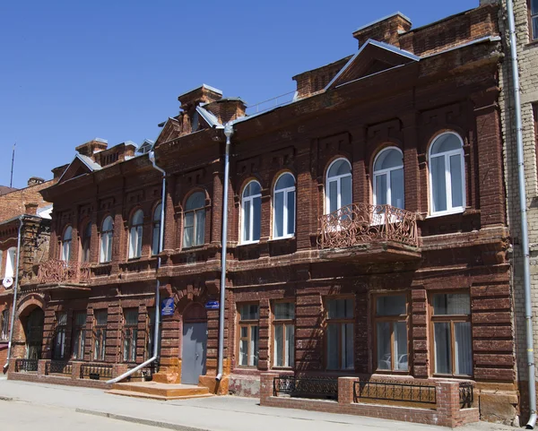 Sizran, 러시아-5 월 25 일: sovetskaya sizran에서 2014 년 5 월 25 일에 거리에 고 대 건물. — 스톡 사진