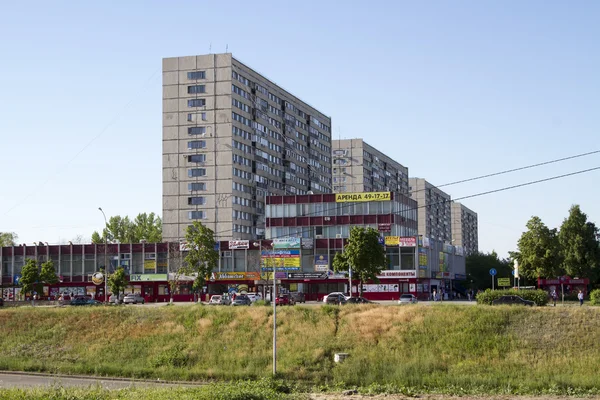 TOGLIATTI, RUSSIA - JUNE 1: Apartment buildings on the main avenue in the city of Togliatti, Samara region on June 1, 2014 in Togliatti. — Stock Photo, Image