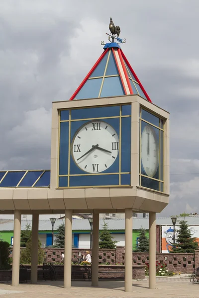 ОМСК, РОССИЯ - 2 ИЮЛЯ: Часы возле Кукольного театра 2 июля 2014 года в Омске . — стоковое фото