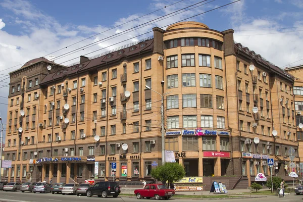 Street with historical house in Omsk — Stock Photo, Image