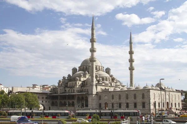 Istanbul - 4. července: nové mešity (yeni camii) je jedním z nejnápadnějších zajímavostí Istanbulu na 4 července 2014 v Istanbulu. — Stock fotografie