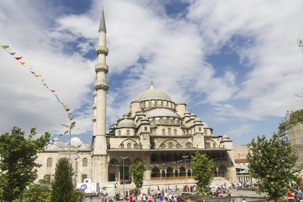 СТАНБУЛ - 4 июля: Новая мечеть (Yeni Camii) является одной из самых заметных достопримечательностей Стамбула 4 июля 2014 года в Стамбуле
.