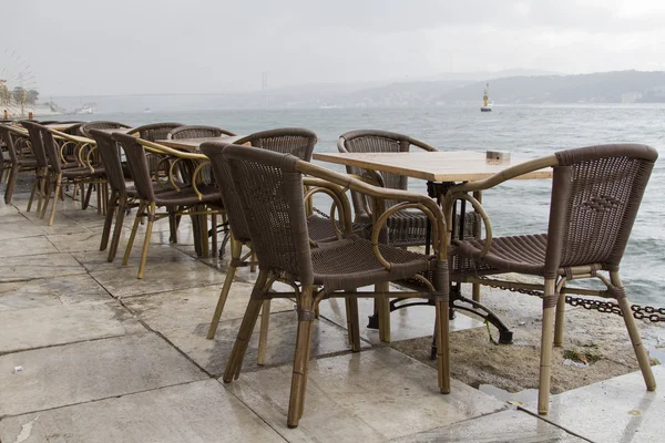 Tables and wicker rattan chairs in summer cafe on the waterfront in Istanbul — Stock Photo, Image