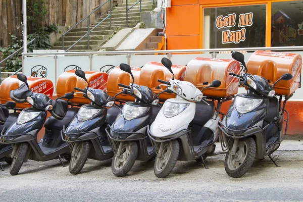 Scooters cerca del punto de alquiler en la capital de Turquía —  Fotos de Stock