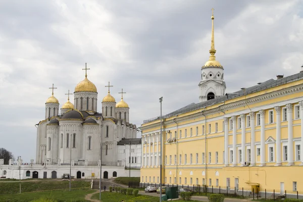 Construção de escritórios do governo e da Catedral de Assunção em Vladimir — Fotografia de Stock